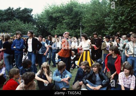 Die jungen Deutschen die Teilnahme an der "Rock für den Frieden' Musik Festival im Volkspark Friedrichshain, Berlin, Deutschland. 1982 Stockfoto