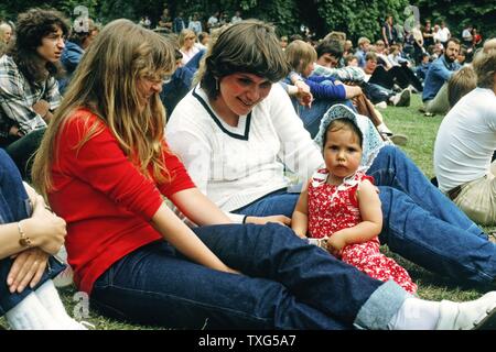 Die jungen Deutschen die Teilnahme an der "Rock für den Frieden' Musik Festival im Volkspark Friedrichshain, Berlin, Deutschland. 1982 Stockfoto