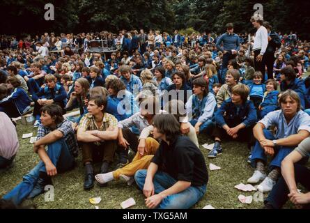 Die jungen Deutschen die Teilnahme an der "Rock für den Frieden' Musik Festival im Volkspark Friedrichshain, Berlin, Deutschland. 1982 Stockfoto