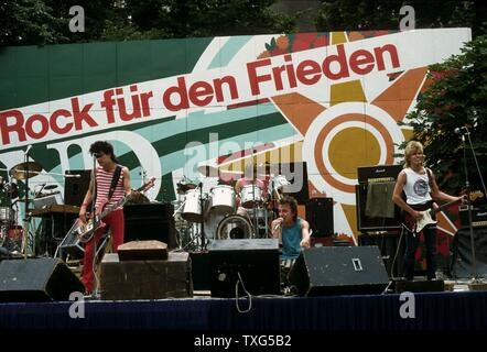 "Rock für den Frieden' Musik Festival im Volkspark Friedrichshain, Berlin, Deutschland. 1982 Stockfoto