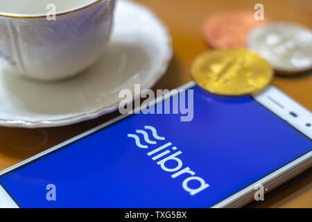 Gold Bitcoin Münze mit der Facebook Waage Crypto Münze logo Bildschirm Hintergrund Stockfoto