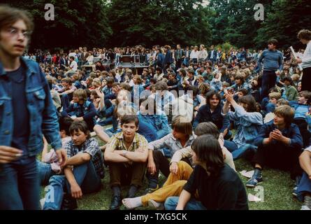 Die jungen Deutschen die Teilnahme an der "Rock für den Frieden' Musik Festival im Volkspark Friedrichshain, Berlin, Deutschland. 1982 Stockfoto