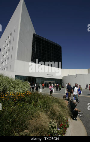 Besucher strömen in die und aus der John F. Kennedy Presidential Library und Museum am 27. August 2009 vor der Öffentlichkeit von Senator Edward Kennedy. Senator Kennedy, die spät weg Dienstag Nacht im Alter von 77 Jahren bestanden, wird in der Ruhe am Museum für zwei Tage. UPI/Matthew Healey Stockfoto