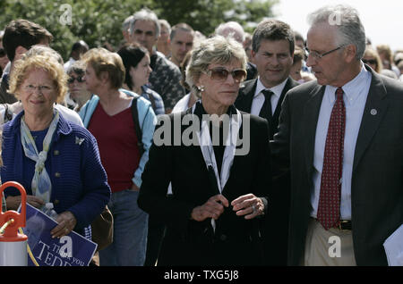 Jean Kennedy, Schwester von Senator Edward Kennedy (D-MA) Spaziergänge durch die Linie der Gönner, die gesäumt sind, den Sarg von Edward Kennedy, die in der Ruhe liegt am John-F.-Kennedy Presidential Library und Museum in Boston am 28. August 2009 zu sehen. Senator Kennedy, der späte Dienstag Nacht im Alter von 77 Jahren bestanden, werden in Arlington Friedhof am Samstag begraben werden. UPI/Matthew Healey Stockfoto