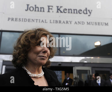 Teresa Heinz Kerry spricht mit den Mitteln, wie sie bei der trauerfeier kommt für Senator Edward Kennedy (D-MA) am John-F.-Kennedy Presidential Library und Museum in Boston am 28. August 2009. Senator Kennedy, der späte Dienstag Nacht im Alter von 77 Jahren bestanden, werden in Arlington Friedhof morgen begraben nach einer Trauerfeier in Boston. UPI/Kevin Dietsch. Stockfoto