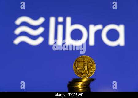 Gold Bitcoin Münze mit der Facebook Waage Crypto Münze logo Bildschirm Hintergrund Stockfoto