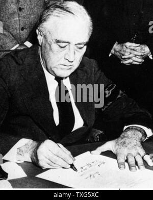 Franklin Delano Roosevelt, 32. Präsident der Vereinigten Staaten von Amerika (1933-1945), die Unterzeichnung der Erklärung der Krieg gegen Japan, 8. Dezember 1941 Stockfoto