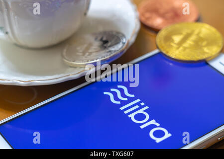 Gold Bitcoin Münze mit der Facebook Waage Crypto Münze logo Bildschirm Hintergrund Stockfoto