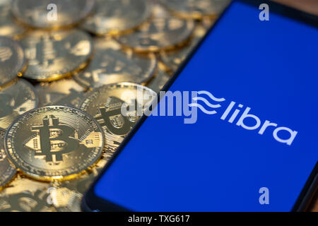 Gold Bitcoin Münze mit der Facebook Waage Crypto Münze logo Bildschirm Hintergrund Stockfoto