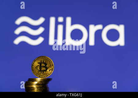 Gold Bitcoin Münze mit der Facebook Waage Crypto Münze logo Bildschirm Hintergrund Stockfoto