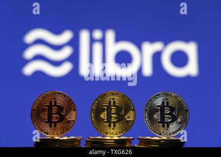 Gold Bitcoin Münze mit der Facebook Waage Crypto Münze logo Bildschirm Hintergrund Stockfoto