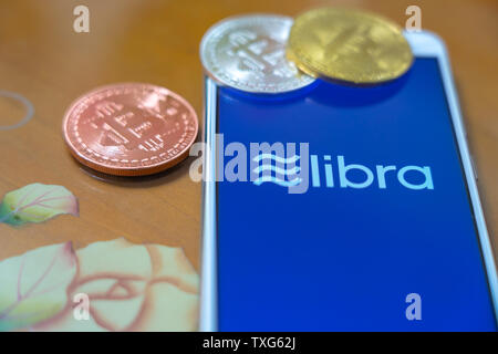 Gold Bitcoin Münze mit der Facebook Waage Crypto Münze logo Bildschirm Hintergrund Stockfoto