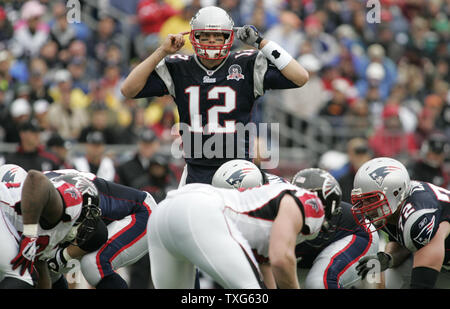 New England Patriots QB Tom Brady macht ein hörbares rufen Sie an, bevor Sie ein Spiel gegen die Atlanta Falcons im Gillette Stadium in Foxboro, Massachusetts am 27. September 2009. Die Patrioten besiegte die Falken 26-10. UPI/Matthew Healey Stockfoto