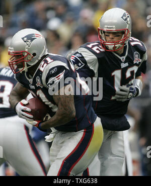 New England Patriots QB Tom Brady Hände weg zu New England Patriots zurück läuft, Fred Taylor (21) im zweiten Viertel gegen die Atlanta Falcons im Gillette Stadium in Foxboro, Massachusetts am 27. September 2009. Die Patrioten besiegte die Falken 26-10. UPI/Matthew Healey Stockfoto