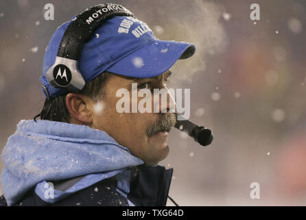 Tennessee Titans Head Coach Jeff Fisher beobachtet, wie seine Mannschaft auf die New England Patriots im vierten Quartal im Gillette Stadium in Foxboro, Massachusetts am 18. Oktober 2009 stattfindet. Die Patrioten besiegten die Titans 59-0. UPI/Matthew Healey Stockfoto