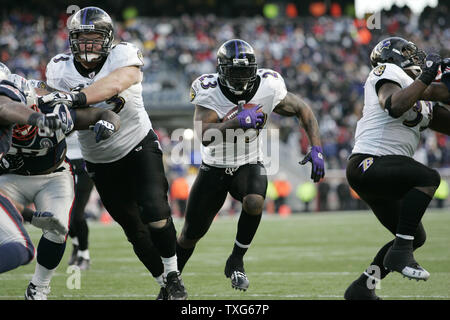 Baltimore Ravens zurück Willis McGahee laufen (23) die Gebühren in die Ende Zone gegen die New England Patriots in der AFC Wildcard Spiel im Gillette Stadium in Foxboro, Massachusetts am 10. Januar 2010. Die Ravens besiegten die Patrioten 33-14. UPI/Matthew Healey Stockfoto