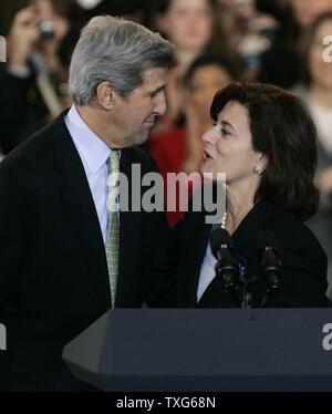 Senator John Kerry (D-MA) gibt eine Umarmung zu Vicki Kennedy, Ehefrau des verstorbenen Senators Edward Kennedy, auf einer Kundgebung zur Unterstützung von Massachusetts demokratischen Senat Kandidat Martha Coakley unter dem Cabot Center auf dem Campus der Northeastern University in Boston, Massachusetts am 17. Januar 2010. UPI/Matthew Healey Stockfoto