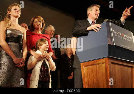 Neu gewählten US-Senator Scott Brown (R-MA) seinen Sieg Rede gibt im Park Plaza in Boston, Massachusetts am 19. Januar 2010. Hören In links ist Brown's Frau Gail Huff (2nd-L) und Tochter Arianna Braun (L). Braun besiegt Demokrat Martha Coakley in ein Angebot zu füllen, um die US-Senat Sitz, der leer war nach dem Tod von Senator Edward M. Kennedy (D-MA). UPI/Matthew Healey Stockfoto