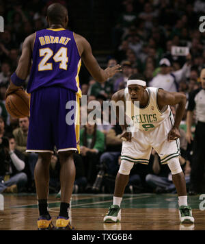 Los Angeles Lakers guard Kobe Bryant (24) gegen die Boston Celtics guard Rajon Rondo (9) Im zweiten Quartal an der TD Garden in Boston, Massachusetts am 31. Januar 2010. UPI/Matthew Healey Stockfoto