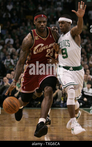 Cleveland Kavaliere vorwärts LeBron James (23) Laufwerke mit dem Net unter Druck durch Boston Celtics guard Rajon Rondo (9) In der ersten Hälfte auf der TD Garden in Boston, Massachusetts am 25. Februar 2010. Die Kavaliere besiegten die Celtics 108-88. UPI/Matthew Healey Stockfoto