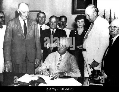 Präsidenten der Vereinigten Staaten Franklin D. Roosevelt die Unterzeichnung der Sozialen Sicherheit Rechnung (Act) im Jahr 1935 Stockfoto