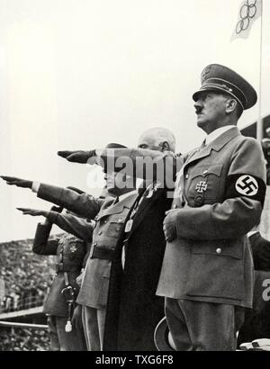 Deutscher Führer Adolf Hitler nimmt Salute bei den Olympischen Spielen in Berlin 1936 Stockfoto
