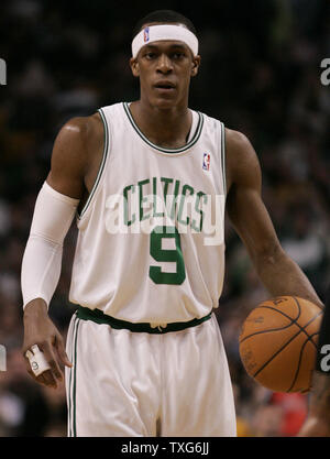 Boston Celtics guard Rajon Rondo (9) sieht für einen offenen Mann, der in der zweiten Hälfte gegen die Kavaliere am TD Garden in Boston, Massachusetts am 25. Februar 2010. Die Kavaliere besiegten die Celtics 108-88. UPI/Matthew Healey Stockfoto