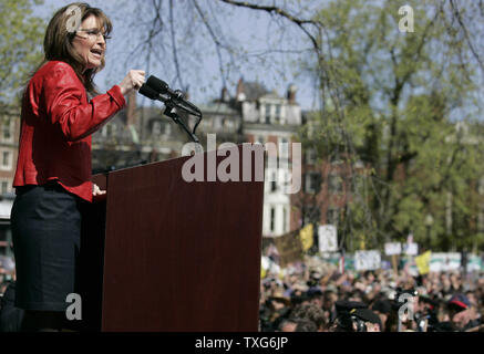 Ehemalige Alaskas Gouverneurin Sarah Palin spricht mit einer großen Menschenmenge versammelte sich am Boston Common während einer Tea Party Express Rallye in Boston, Massachusetts, am Mittwoch, 14. April 2010. UPI/Matthew Healey Stockfoto