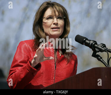 Ehemalige Alaskas Gouverneurin Sarah Palin spricht auf eine Tea Party Express Rallye am Boston Common Park in Boston, Massachusetts, am Mittwoch, 14. April 2010. UPI/Matthew Healey Stockfoto