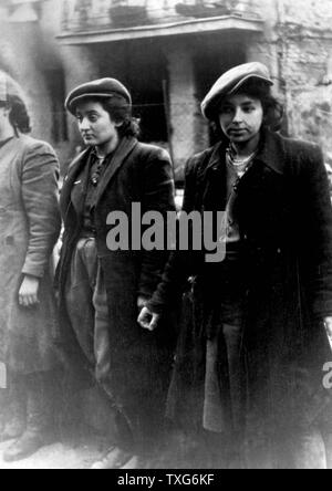 Foto von Jürgen Stroop-Bericht nach Heinrich Himmler 1943.Jewish Frauen mit Waffen erfasst. Stockfoto