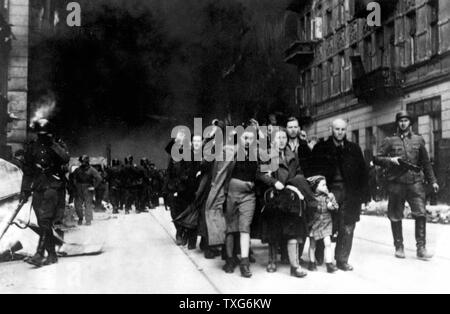 Jüdische Zivilisten während der Zerstörung des Warschauer Ghettos, Polen, 1943 gefangen. Stockfoto