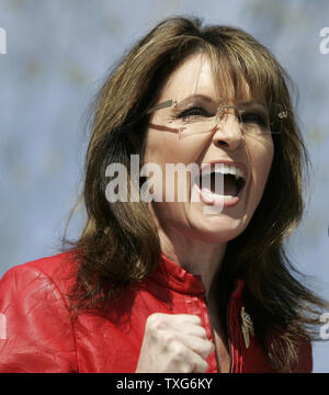 Ehemalige Alaskas Gouverneurin Sarah Palin spricht auf eine Tea Party Express Rallye am Boston Common Park in Boston, Massachusetts, am Mittwoch, 14. April 2010. UPI/Matthew Healey Stockfoto