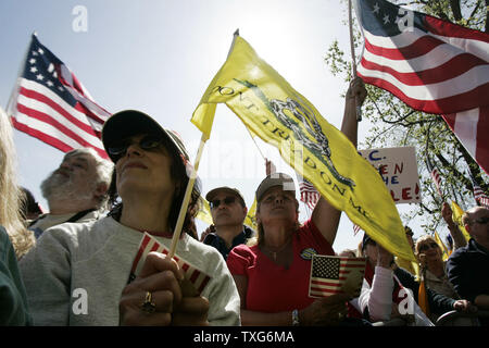 Tea Party unterstützer Jan Sklar (L) von Needham, Massachusetts und Rita Belanger von Lowell, Massachusetts wave Flags und Beifall bei einer Tea Party Express Rallye am Boston Common Park in Boston, Massachusetts, am Mittwoch, 14. April 2010. UPI/Matthew Healey Stockfoto