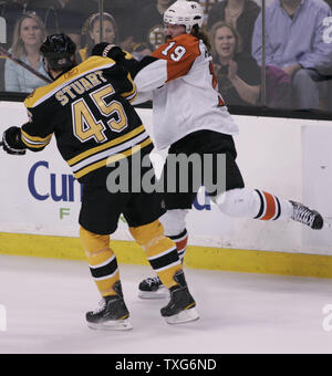 Boston Bruins defenseman Mark Stuart (45) Verwicklung mit Philadelphia Flyers linken Flügel Scott Hartnell (19) in der ersten Periode am TD Garden in Boston, Massachusetts am 14. Mai 2010. UPI/Matthew Healey Stockfoto