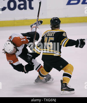 Boston Bruins defenseman Mark Stuart (45) flips Philadelphia Flyers linken Flügel Scott Hartnell (19) in der zweiten Periode am TD Garden in Boston, Massachusetts am 14. Mai 2010. UPI/Matthew Healey Stockfoto