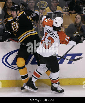 Philadelphia Flyers linken Flügel Daniel Carcillo (13) verbindet mit der Boston Bruins Verteidiger Zdeno Chara (33) in der dritten Periode von Spiel 7 der NHL Eastern Conference Halbfinale am TD Garden in Boston, Massachusetts am 14. Mai 2010. Die Flieger besiegten die Bruins 4-3. UPI/Matthew Healey Stockfoto