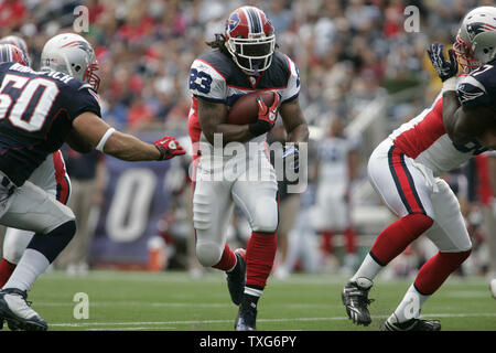 Buffalo Bills zurück laufen Marshawn Lynch Gebühren in eine Bohrung auf einem im ersten Viertel gegen die New England Patriots tragen im Gillette Stadium in Foxboro, Massachusetts am 26. September 2010. UPI/Matthew Healey Stockfoto