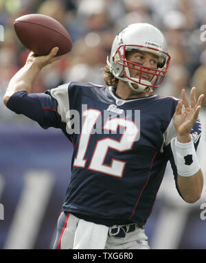 New England Patriots QB Tom Brady wirft einen Pass im ersten Quartal gegen die Buffalo Bills im Gillette Stadium in Foxboro, Massachusetts am 26. September 2010. UPI/Matthew Healey Stockfoto