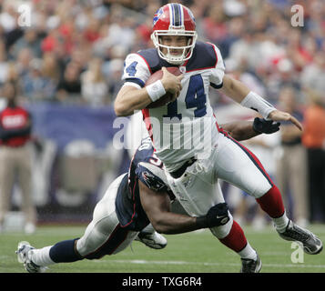 Buffalo Bills Quarterback Ryan Fitzpatrick ist sacked durch New England Patriots linebacker Jerod Mayo im zweiten Quartal im Gillette Stadium in Foxboro, Massachusetts am 26. September 2010. Die Patrioten besiegten die Rechnungen 38-30. UPI/Matthew Healey Stockfoto
