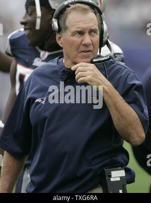 New England Patriots Head Coach Bill Belichick, schaut auf die Uhr im zweiten Quartal im Gillette Stadium in Foxboro, Massachusetts am 26. September 2010. Die Patrioten besiegten die Rechnungen 38-30. UPI/Matthew Healey Stockfoto