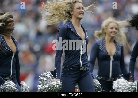 New England Patriots Cheerleadern tanzen im vierten Quartal das Spiel zwischen den Patrioten und Buffalo Bills im Gillette Stadium in Foxboro, Massachusetts am 26. September 2010. Die Patrioten besiegten die Rechnungen 38-30. UPI/Matthew Healey Stockfoto