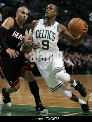 Boston Celtics guard Rajon Rondo Laufwerke, die mit dem Netz gegen Miami Heat guard Carlos Arroyo in der ersten Hälfte der Nacht Spiel am TD Garden in Boston, Massachusetts am 26. Oktober 2010. UPI/Matthew Healey Stockfoto
