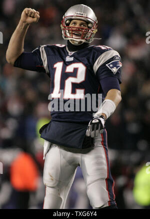 New England Patriots Quarterback Tom Brady feiert einen Touchdown gegen die New York Jets durch Mannschaftskamerad BenJarvus Green-Ellis im vierten Quartal im Gillette Stadium in Foxboro, Massachusetts am 6. Dezember 2010. Die Patrioten besiegten die Jets 45-3. UPI/Matthew Healey Stockfoto