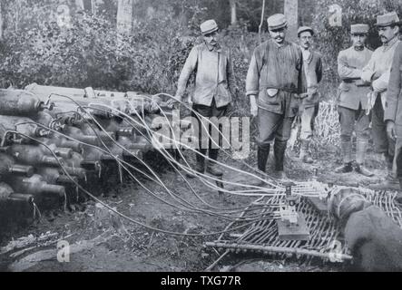 Weltkrieg I: Aufpumpen eines französischen militärischen Fesselballon mit Wasserstoff aus in Metall Zylinder aus 'Le Flambeau', Paris enthalten Stockfoto