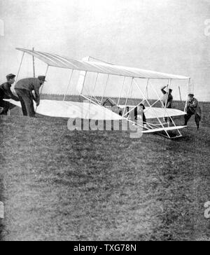 Ernest Archdeacon, französischer Rechtsanwalt und Pionier der Luftfahrt. In take-off Position in einem Wright Segelflugzeug. Gründer der Aero-Club de France. Von 'La Vie au Grand Air", Paris, 25. Februar 1904 Stockfoto