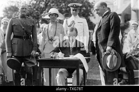 Johannes Calvin Coolidge, 30. Präsident der USA 1923-1929, Signieren von Rechnungen auf dem Rasen des Weißen Hauses. Allgemein der Armeen John Joseph Pershing sieht auf Stockfoto