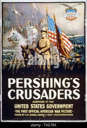 Amerikanische Welt krieg ich Poster: Pershing der Kreuzfahrer General John Pershing, auf schwarzem Pferd, führenden US-Truppen in den Krieg in Europa - Kreuzritter Ritter schweben über die Armee Chromolithograph Stockfoto