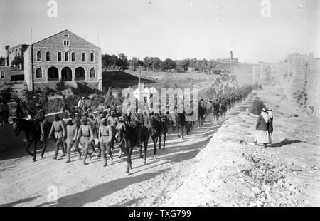 Weltkrieg I: Palästina vor deutschen Offiziere führenden Spalte von 600 Häftlingen des Osmanischen/deutschen Armee in der Nähe von Jericho, 15. Juli 1918 erfasst Stockfoto