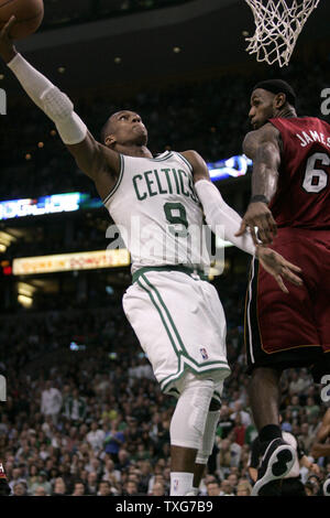 Boston Celtics guard Rajon Rondo geht oben für zwei gegen Miami Heat vorwärts LeBron James (R) in der zweiten Hälfte der Eastern Conference Halbfinale am TD Garden in Boston, Massachusetts am 7. Mai 2011. UPI/Matthew Healey Stockfoto