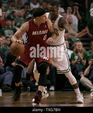 Miami Heat Guard Mike Bibby versucht, um Boston Celtics guard Rajon Rondo in der zweiten Hälfte der Eastern Conference zu arbeiten Halbfinale am TD Garden in Boston, Massachusetts am 7. Mai 2011. UPI/Matthew Healey Stockfoto